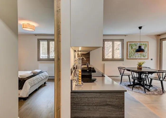 Apartment White Pearl A02, Alpes Agency, Chamonix, Sleeps 4 *